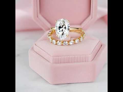 Classic Yellow Gold Pear Cut Wedding Ring Set